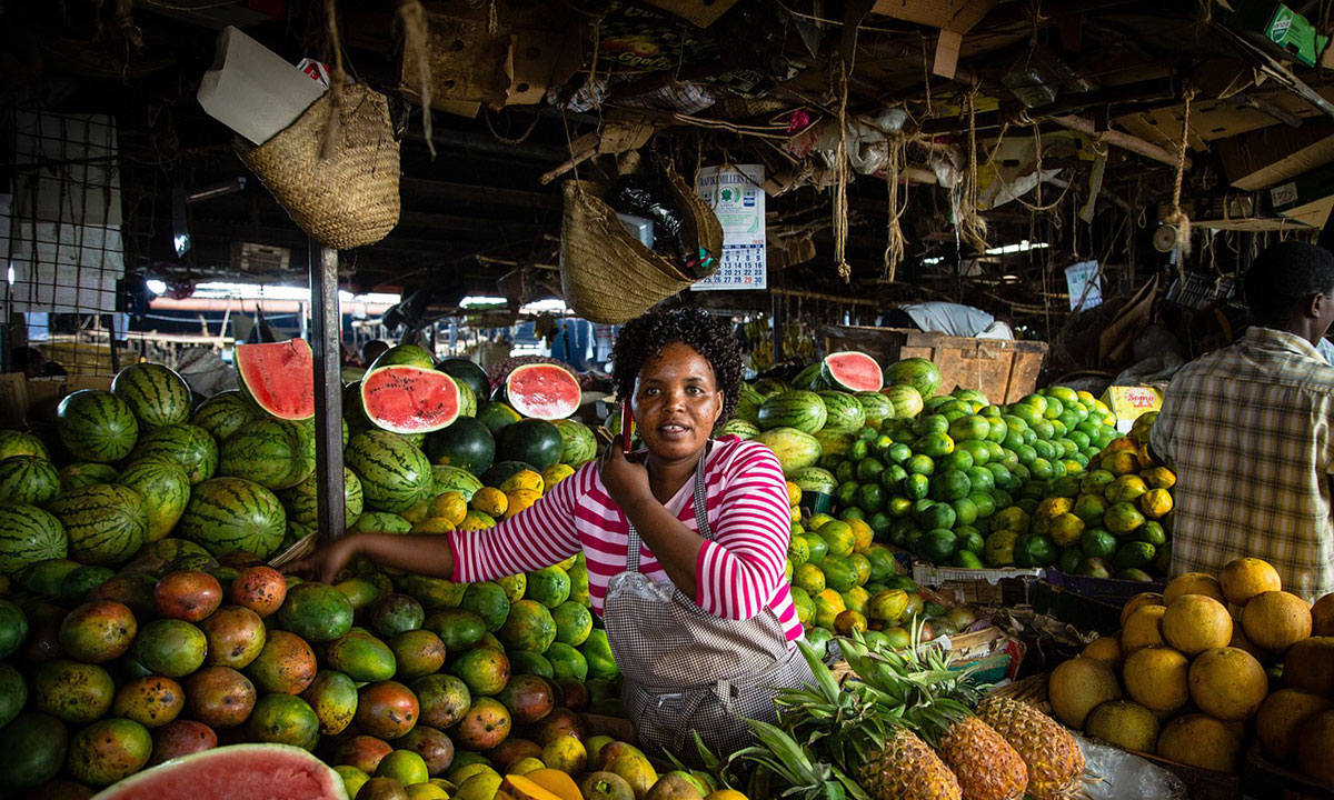 mujer keniana en el mercado