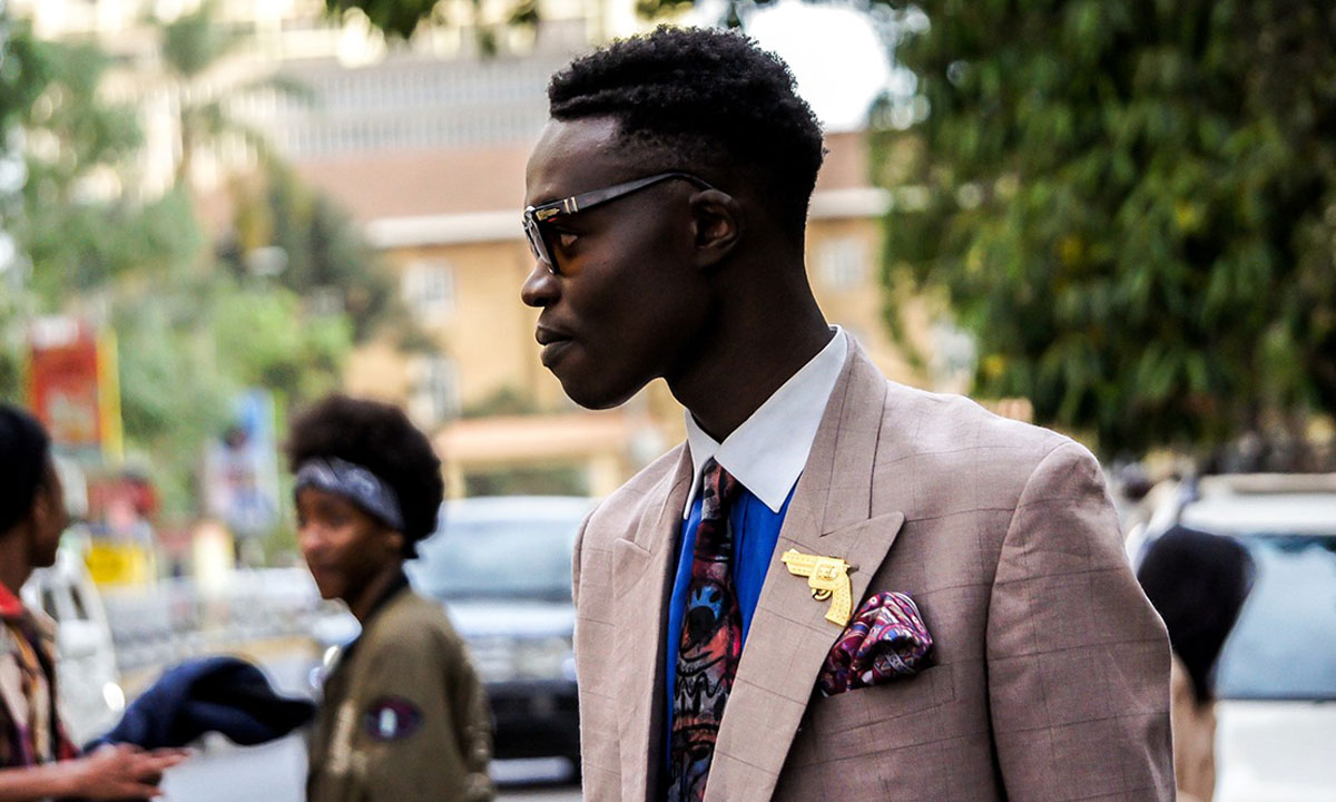 hombre trajeado en nairobi